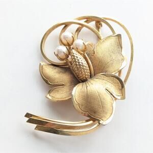 Vintage Signed IPS 12K Gold Filled Pearl Floral Flower Retro Classic Brooch